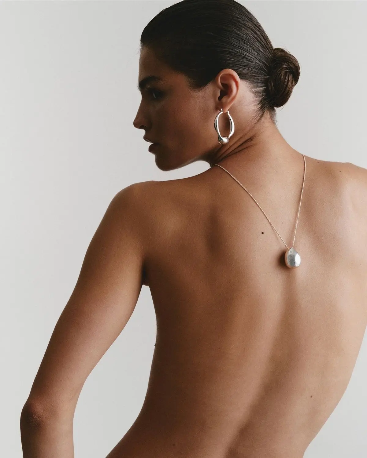 Even streak-free spray tan on skin at TANNED TO studio